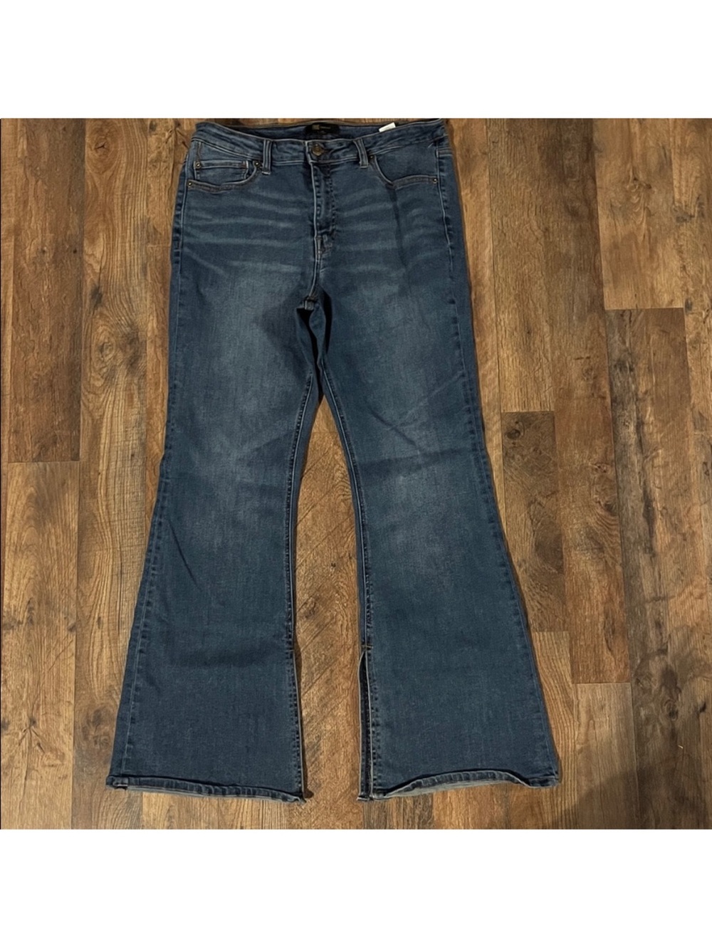 Frye women's bell bottom size
14 jeans